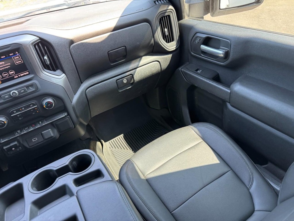 Chevrolet Silverado 3500HD Vehicle Full-screen Gallery Image 15