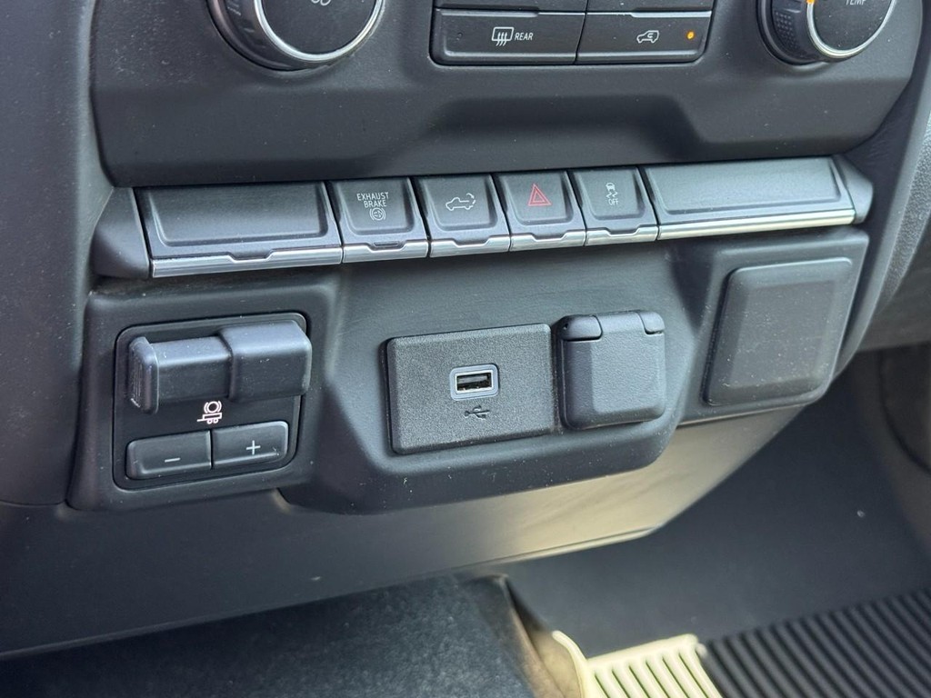 Chevrolet Silverado 3500HD Vehicle Full-screen Gallery Image 18