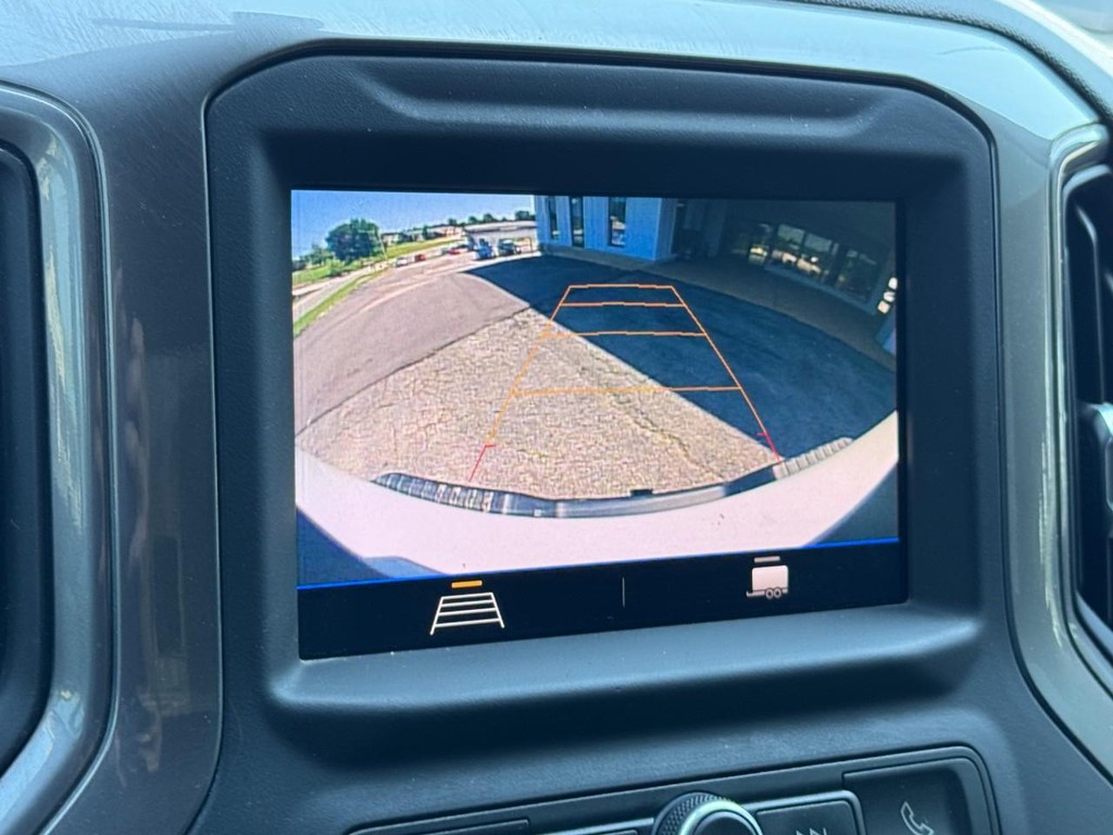 Chevrolet Silverado 3500HD Vehicle Full-screen Gallery Image 19