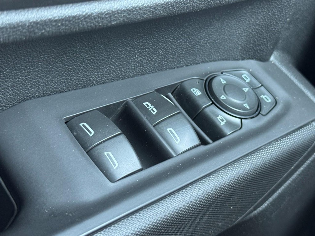 Chevrolet Silverado 3500HD Vehicle Full-screen Gallery Image 20