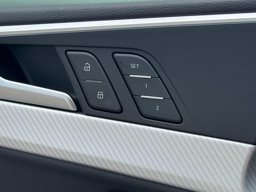 Audi A5 Coupe Vehicle Full-screen Gallery Image 17