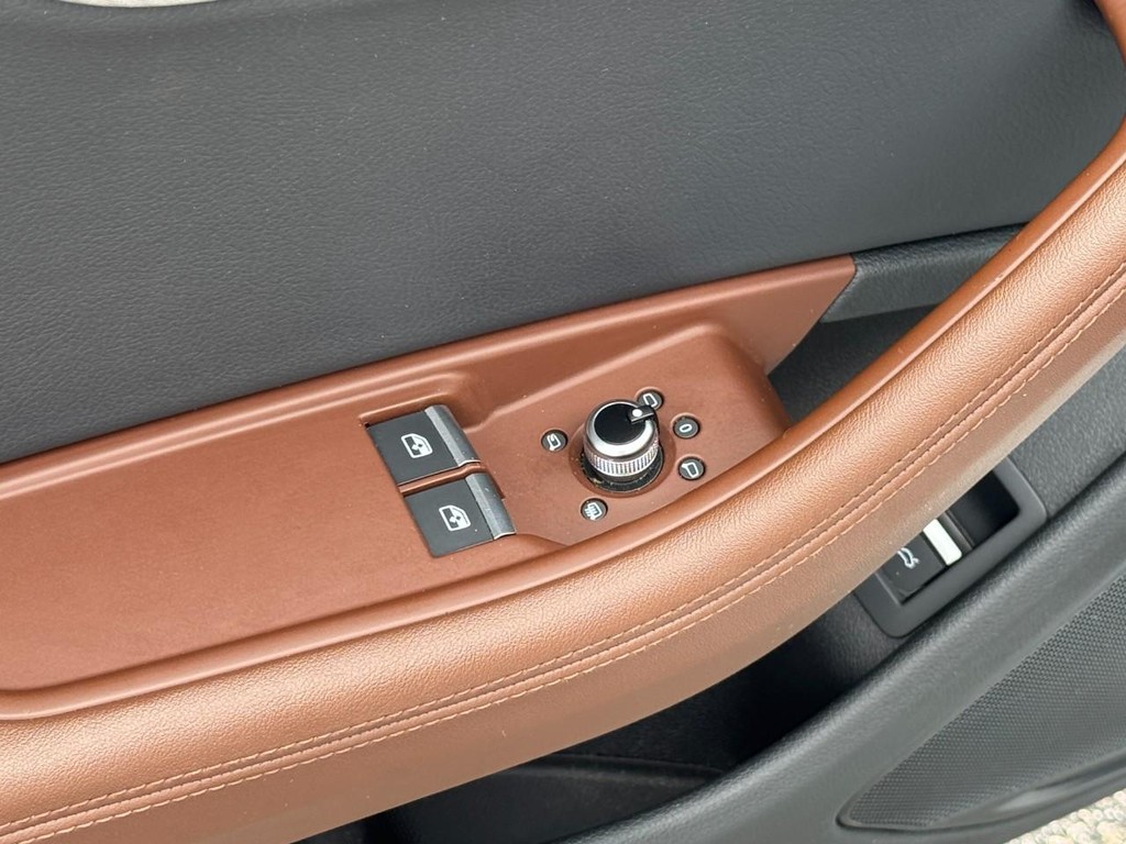 Audi A5 Coupe Vehicle Full-screen Gallery Image 25