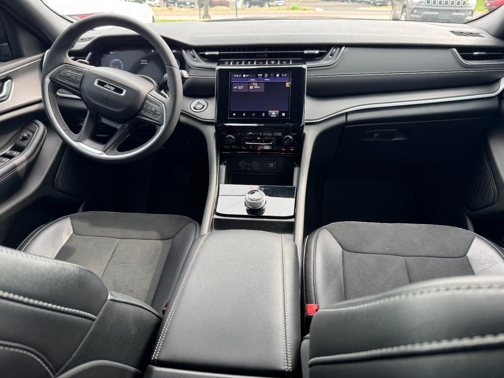 Jeep Grand Cherokee Vehicle Full-screen Gallery Image 13