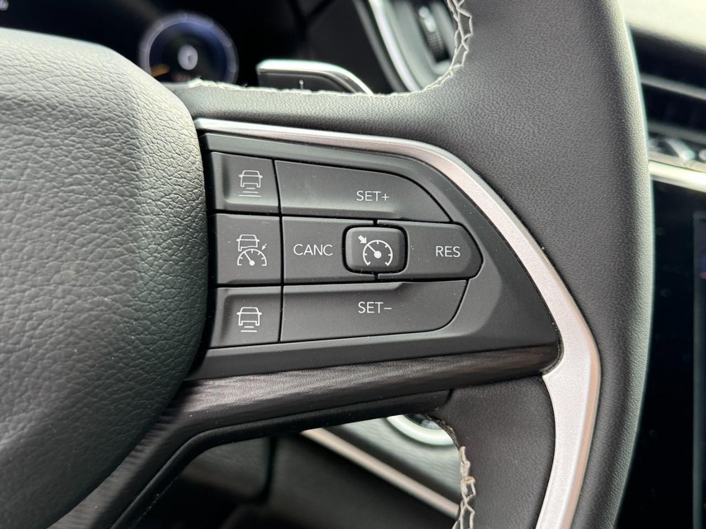 Jeep Grand Cherokee Vehicle Full-screen Gallery Image 19