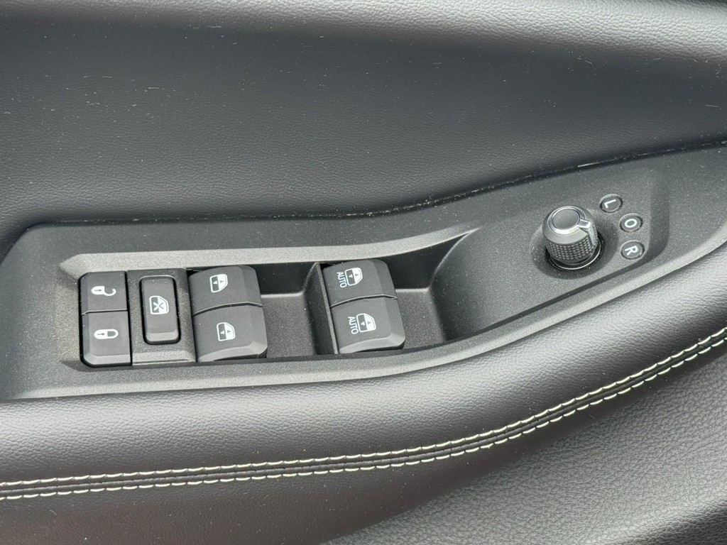 Jeep Grand Cherokee Vehicle Full-screen Gallery Image 24