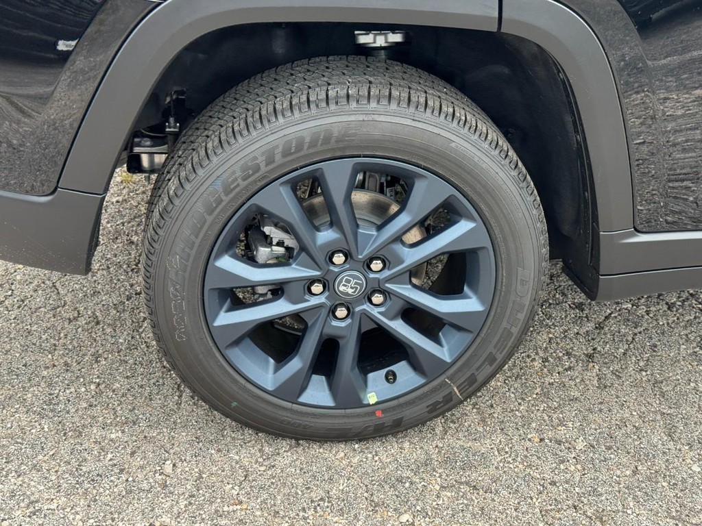 Jeep Grand Cherokee Vehicle Full-screen Gallery Image 05