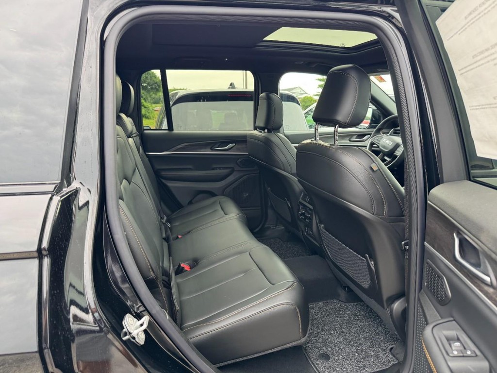 Jeep Grand Cherokee Vehicle Full-screen Gallery Image 06