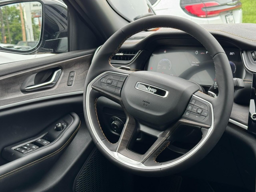 Jeep Grand Cherokee Vehicle Full-screen Gallery Image 09