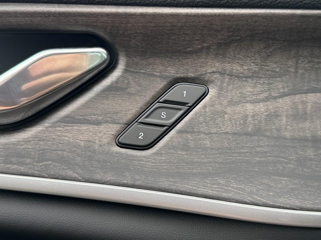 Jeep Grand Cherokee Vehicle Full-screen Gallery Image 12