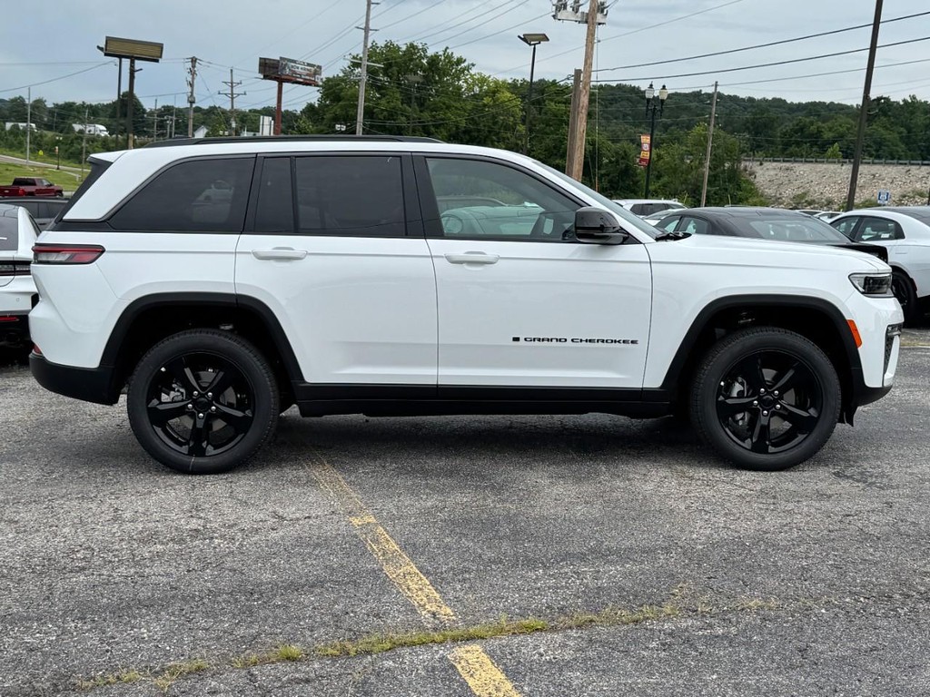Jeep Grand Cherokee Vehicle Full-screen Gallery Image 02