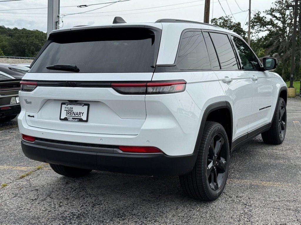 Jeep Grand Cherokee Vehicle Full-screen Gallery Image 04