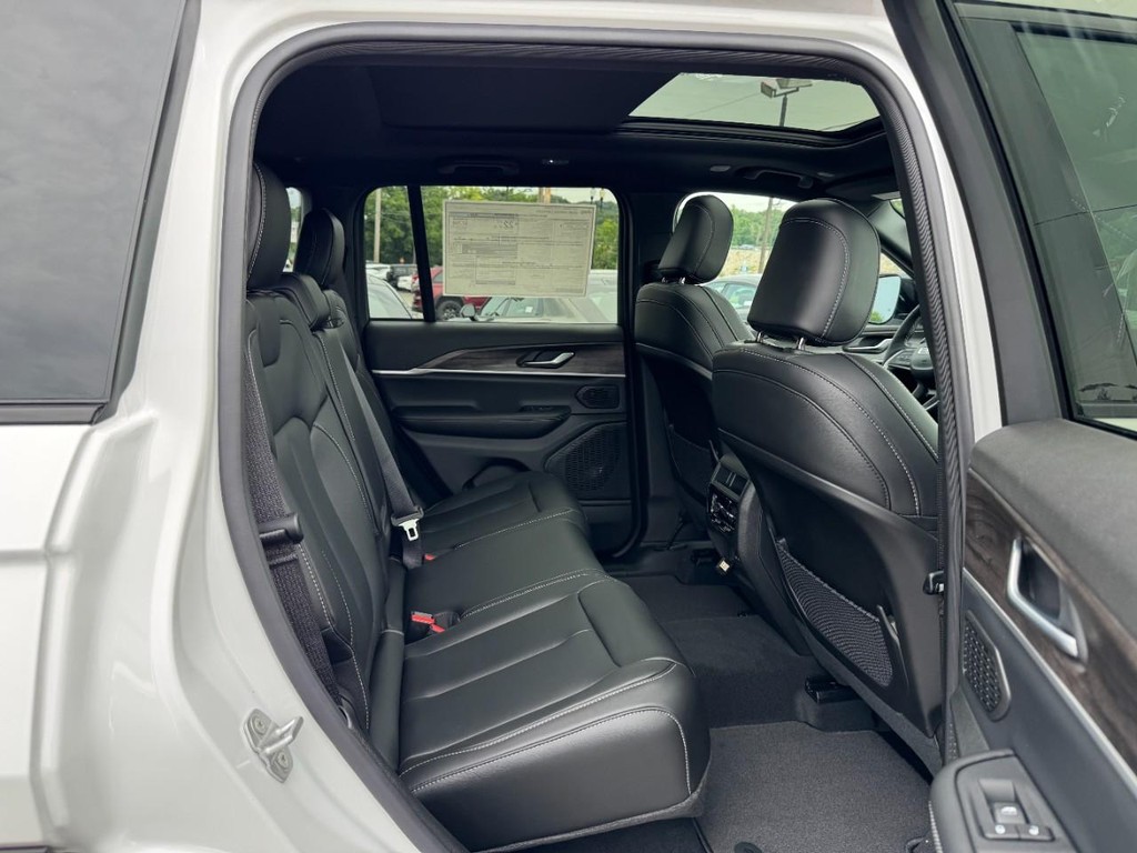 Jeep Grand Cherokee Vehicle Full-screen Gallery Image 06