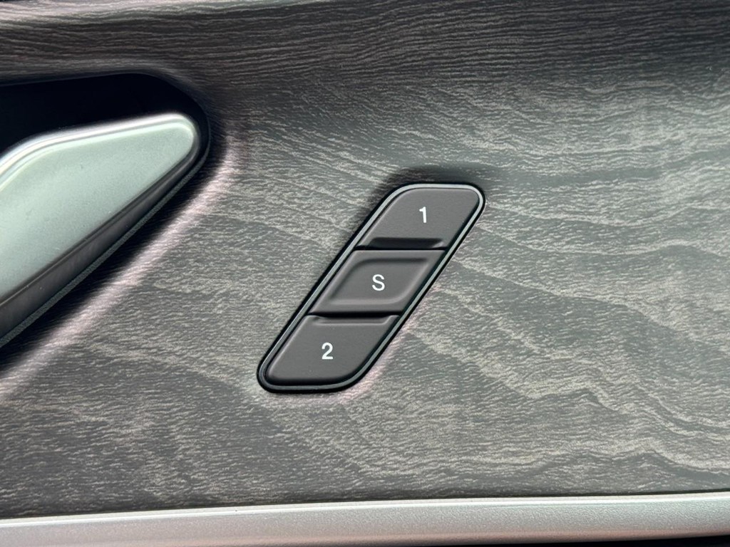 Jeep Grand Cherokee Vehicle Full-screen Gallery Image 13