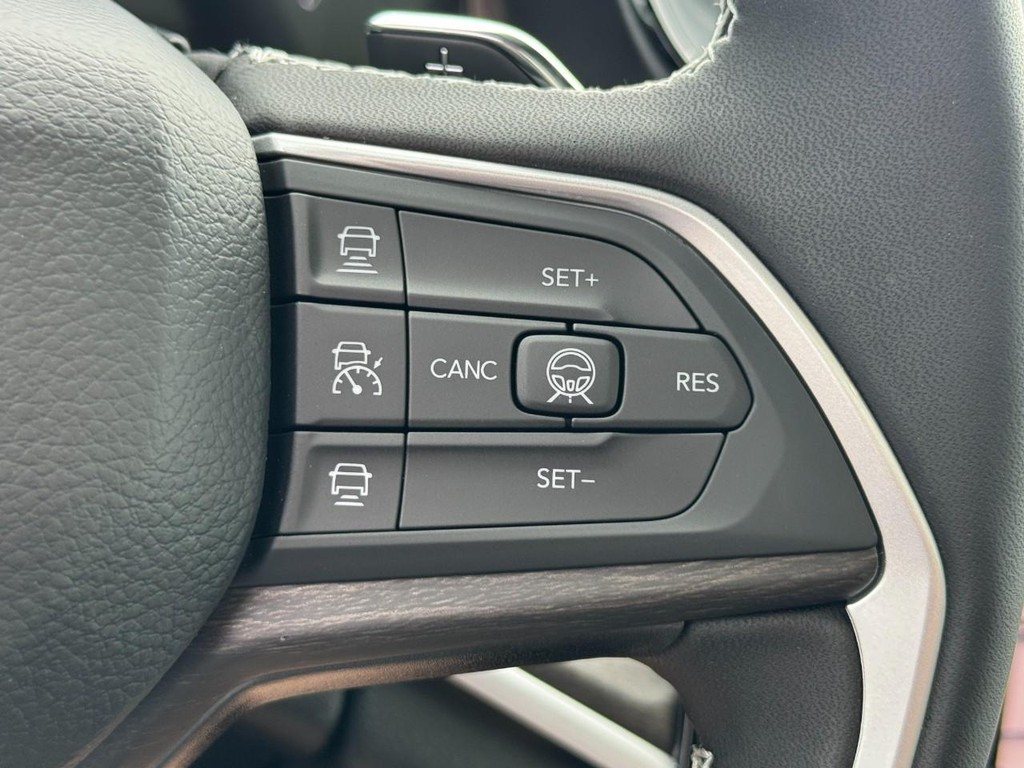 Jeep Grand Cherokee Vehicle Full-screen Gallery Image 15
