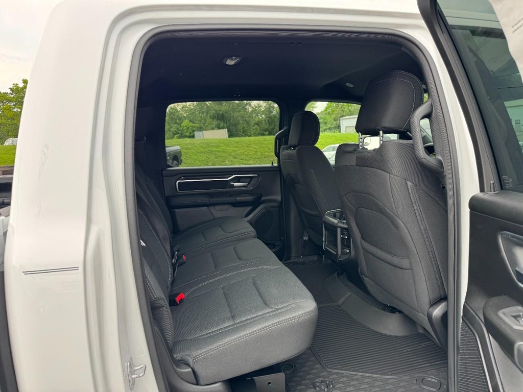 Ram 1500 Vehicle Full-screen Gallery Image 06
