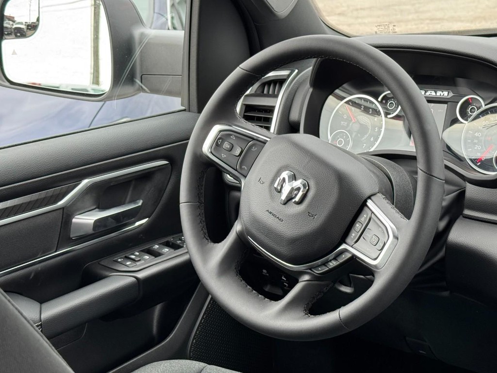 Ram 1500 Vehicle Full-screen Gallery Image 09