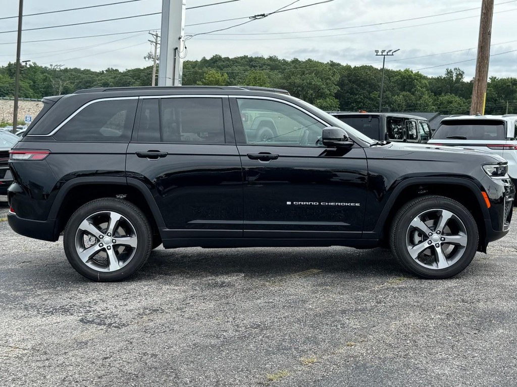 Jeep Grand Cherokee Vehicle Full-screen Gallery Image 02