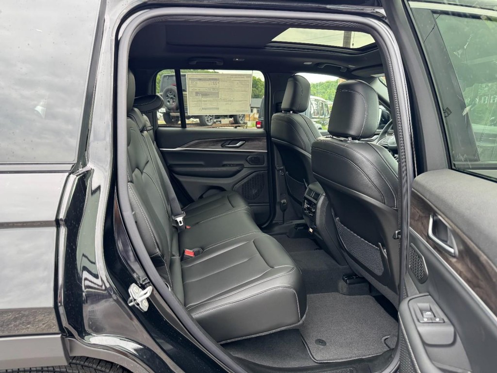 Jeep Grand Cherokee Vehicle Full-screen Gallery Image 06