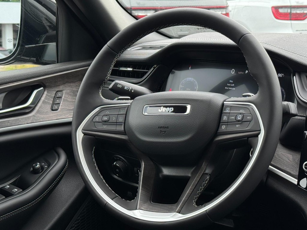 Jeep Grand Cherokee Vehicle Full-screen Gallery Image 09