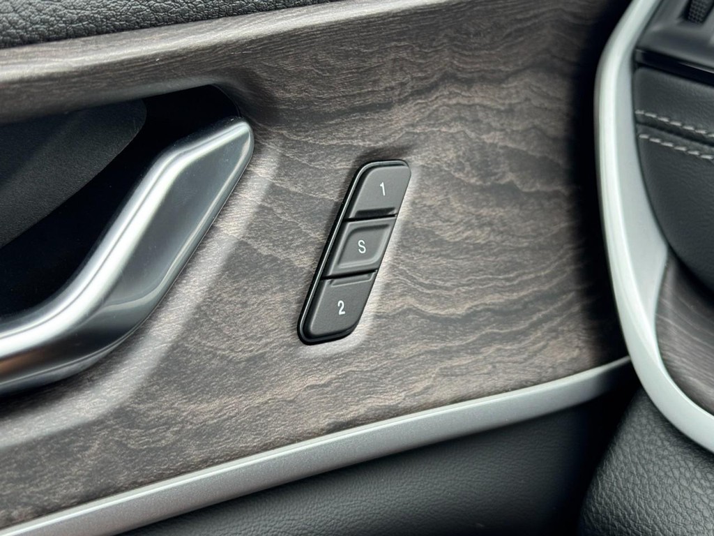 Jeep Grand Cherokee Vehicle Full-screen Gallery Image 12