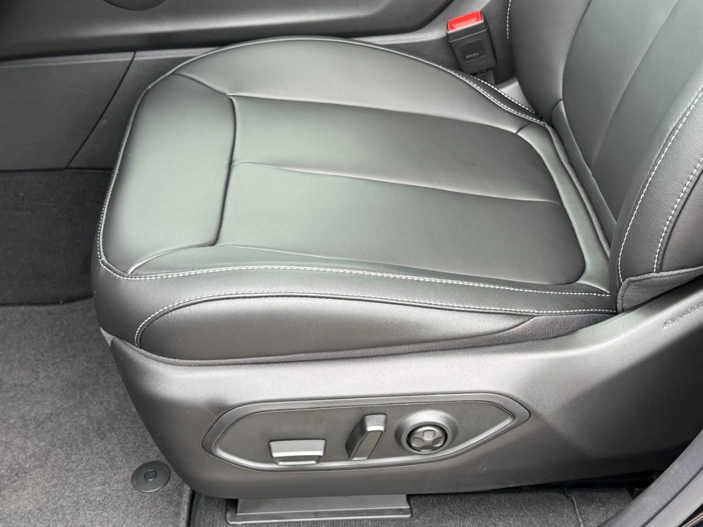 Jeep Grand Cherokee Vehicle Full-screen Gallery Image 19