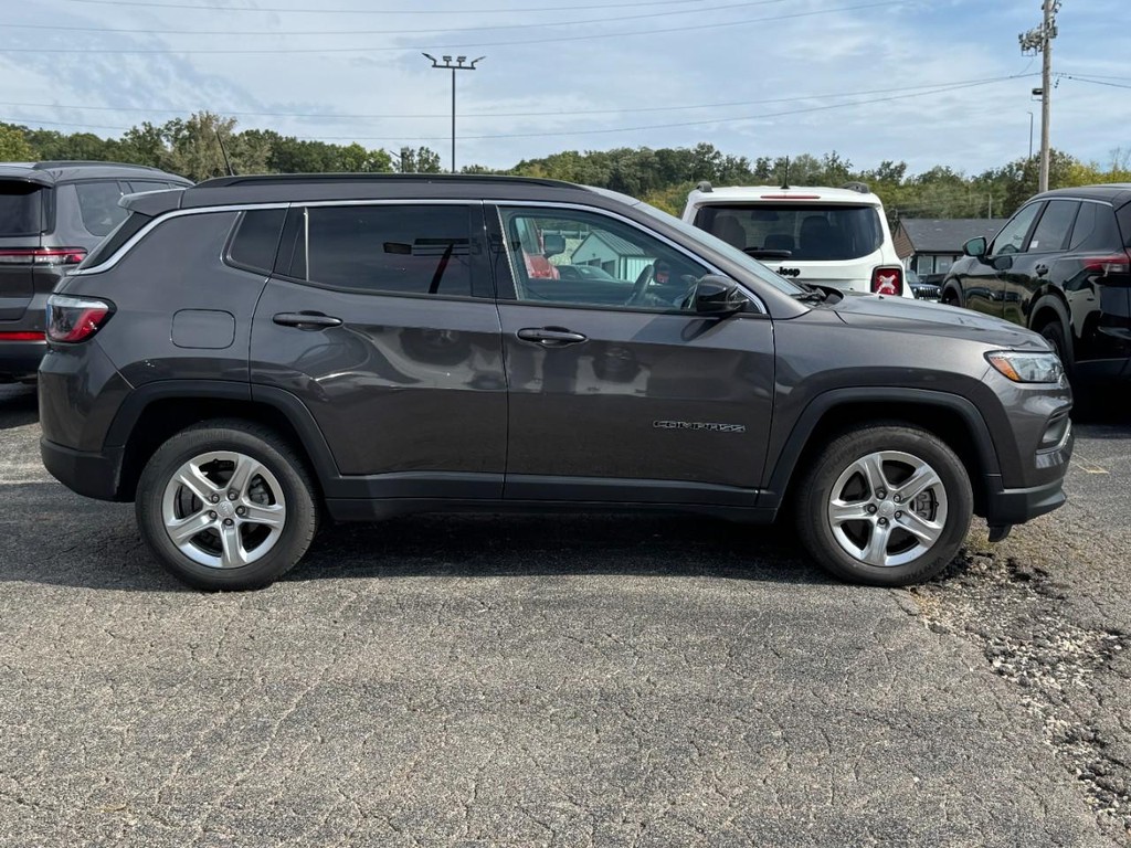 Jeep Compass Vehicle Full-screen Gallery Image 02