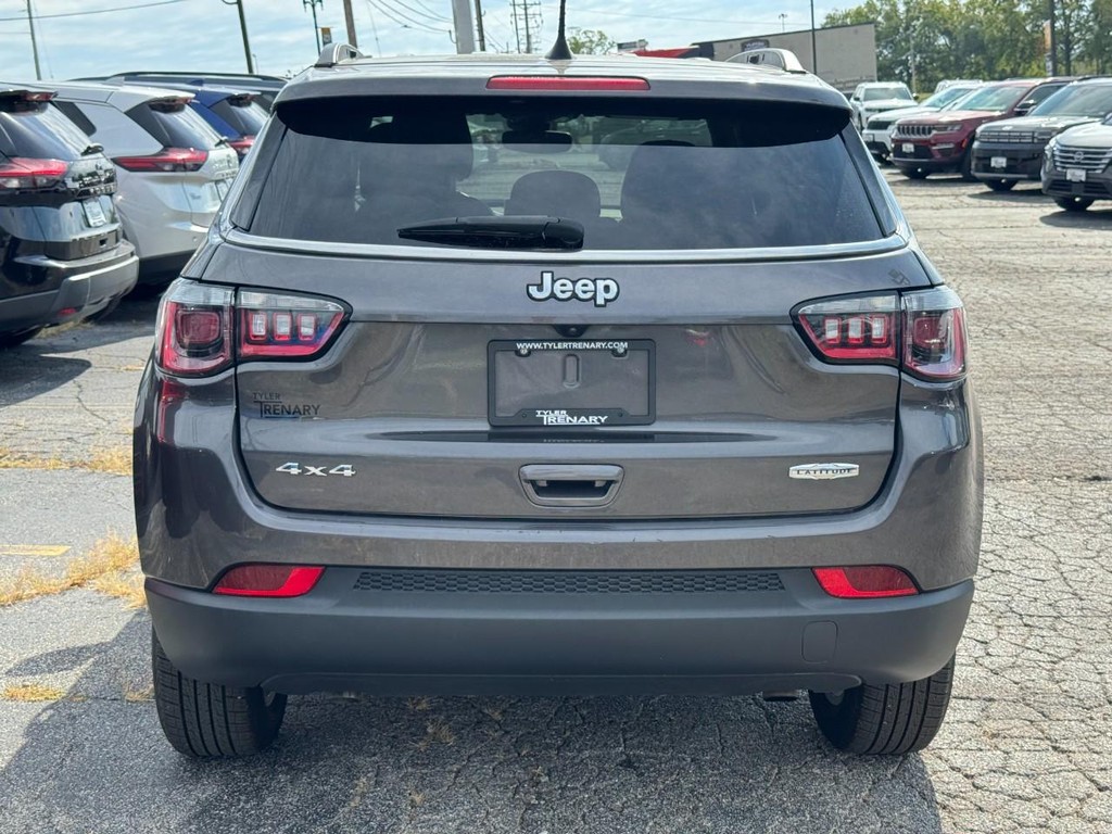 Jeep Compass Vehicle Full-screen Gallery Image 05