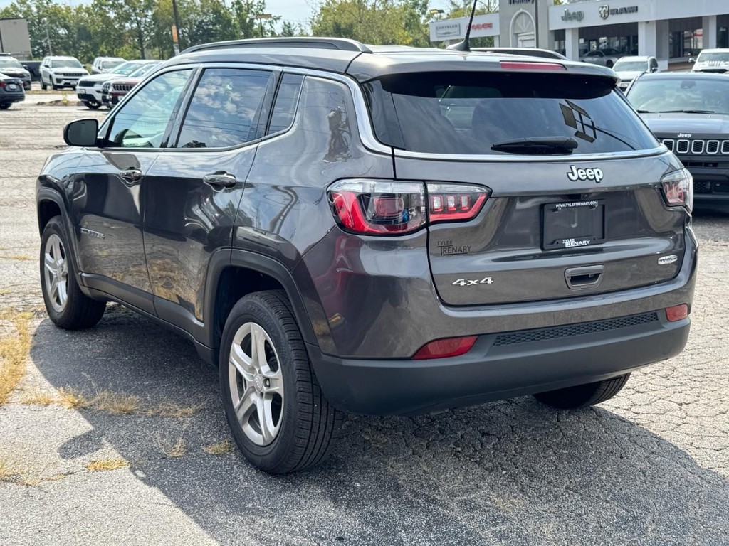 Jeep Compass Vehicle Full-screen Gallery Image 07