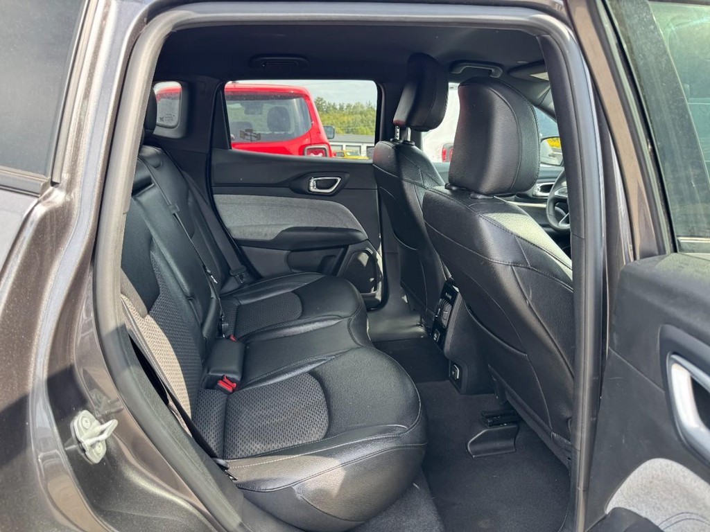 Jeep Compass Vehicle Full-screen Gallery Image 12