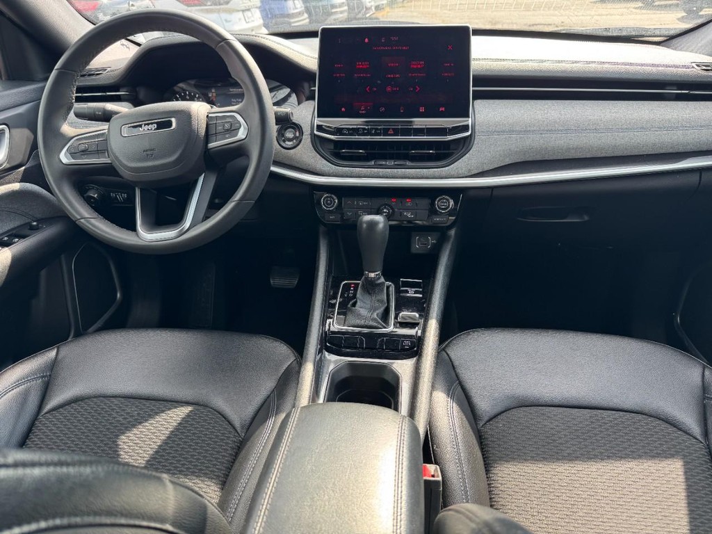 Jeep Compass Vehicle Full-screen Gallery Image 13