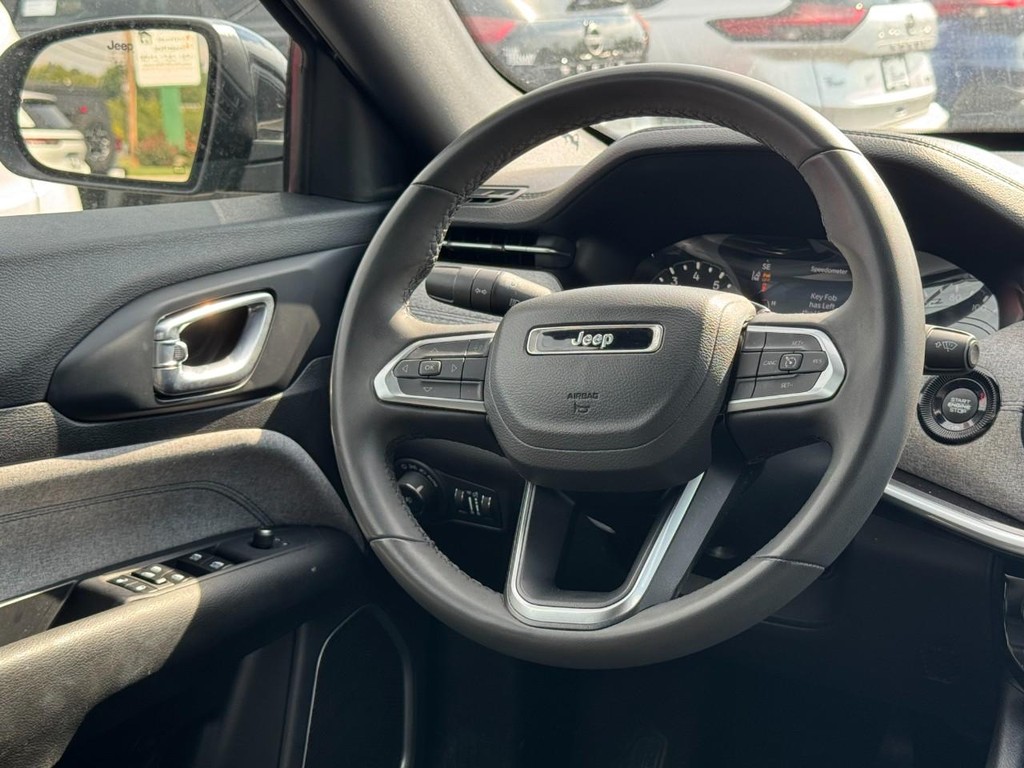 Jeep Compass Vehicle Full-screen Gallery Image 14