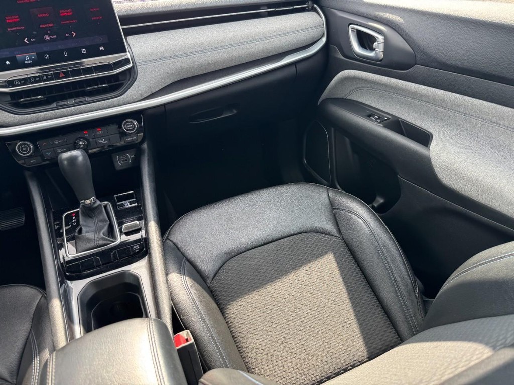 Jeep Compass Vehicle Full-screen Gallery Image 17