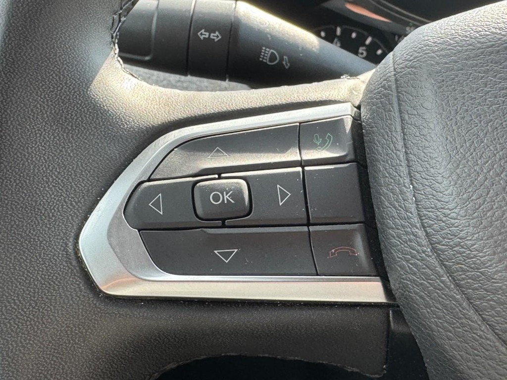 Jeep Compass Vehicle Full-screen Gallery Image 18