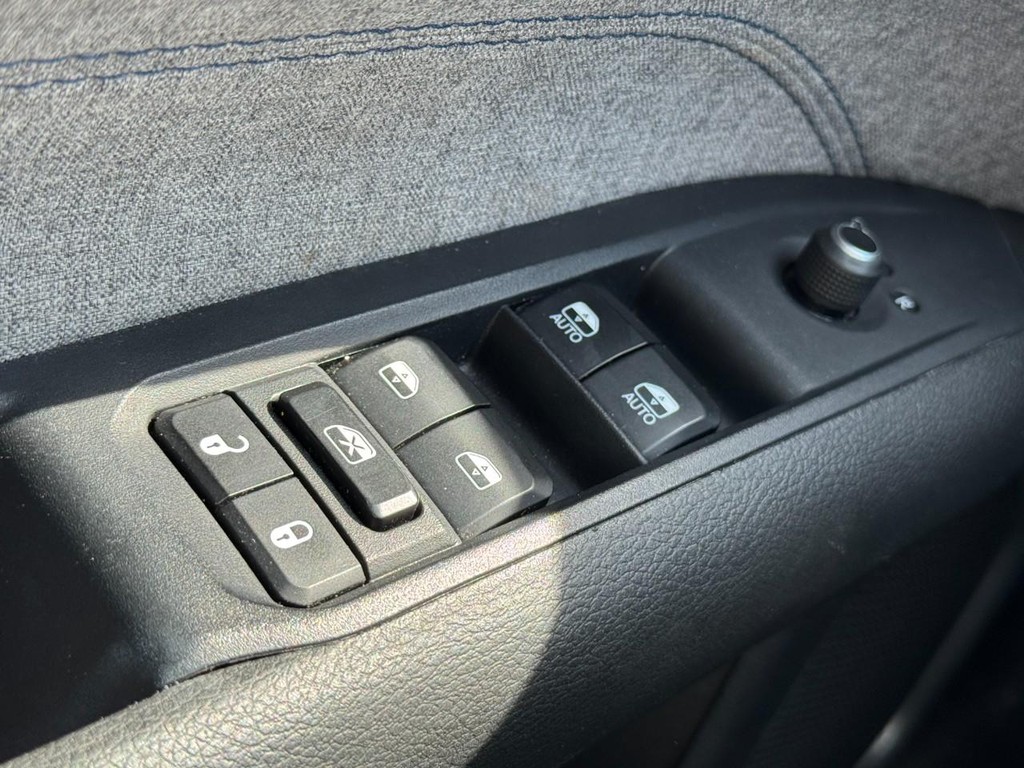 Jeep Compass Vehicle Full-screen Gallery Image 23