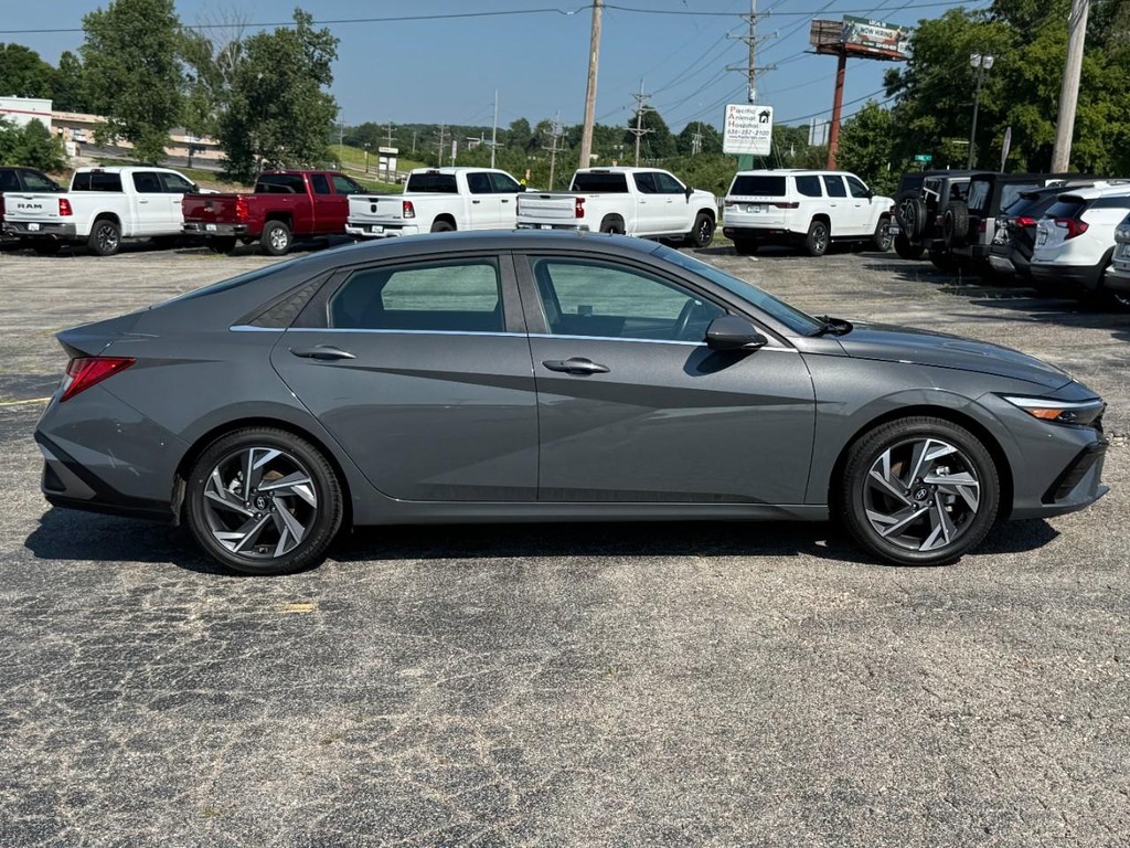 Hyundai Elantra Vehicle Full-screen Gallery Image 02