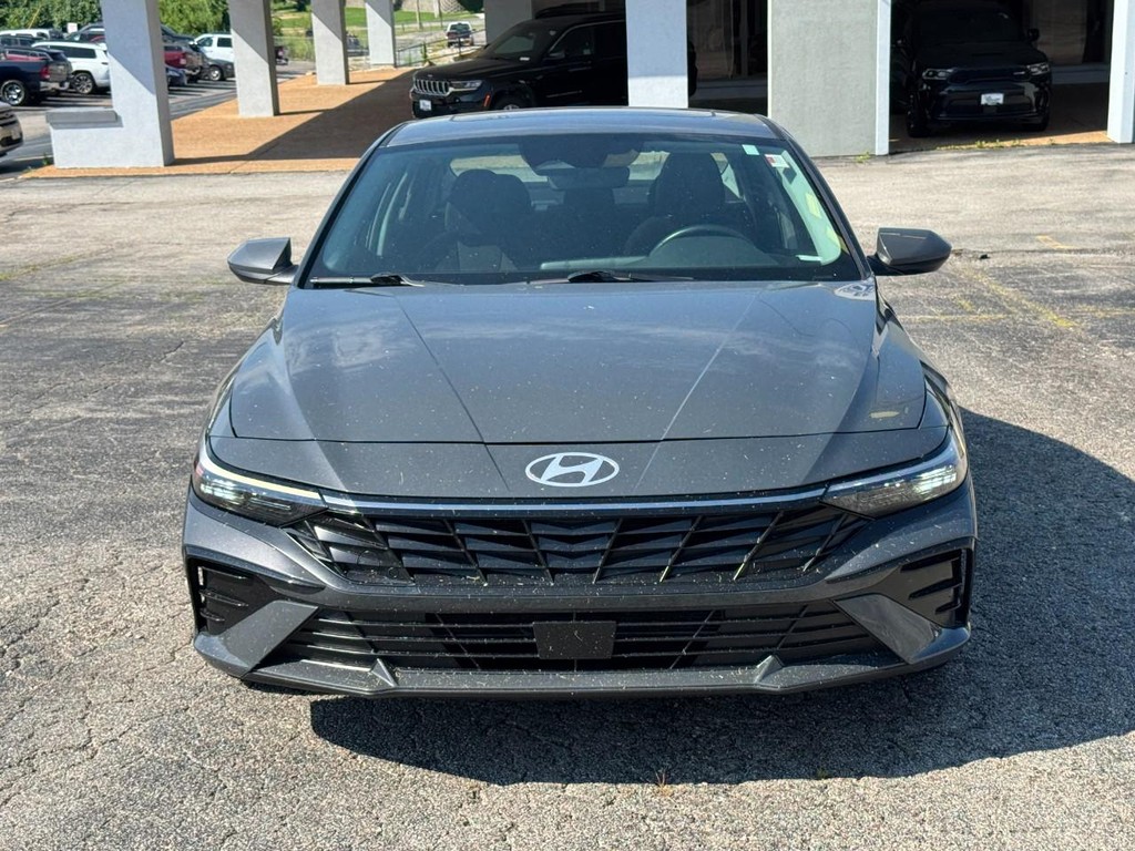 Hyundai Elantra Vehicle Full-screen Gallery Image 09