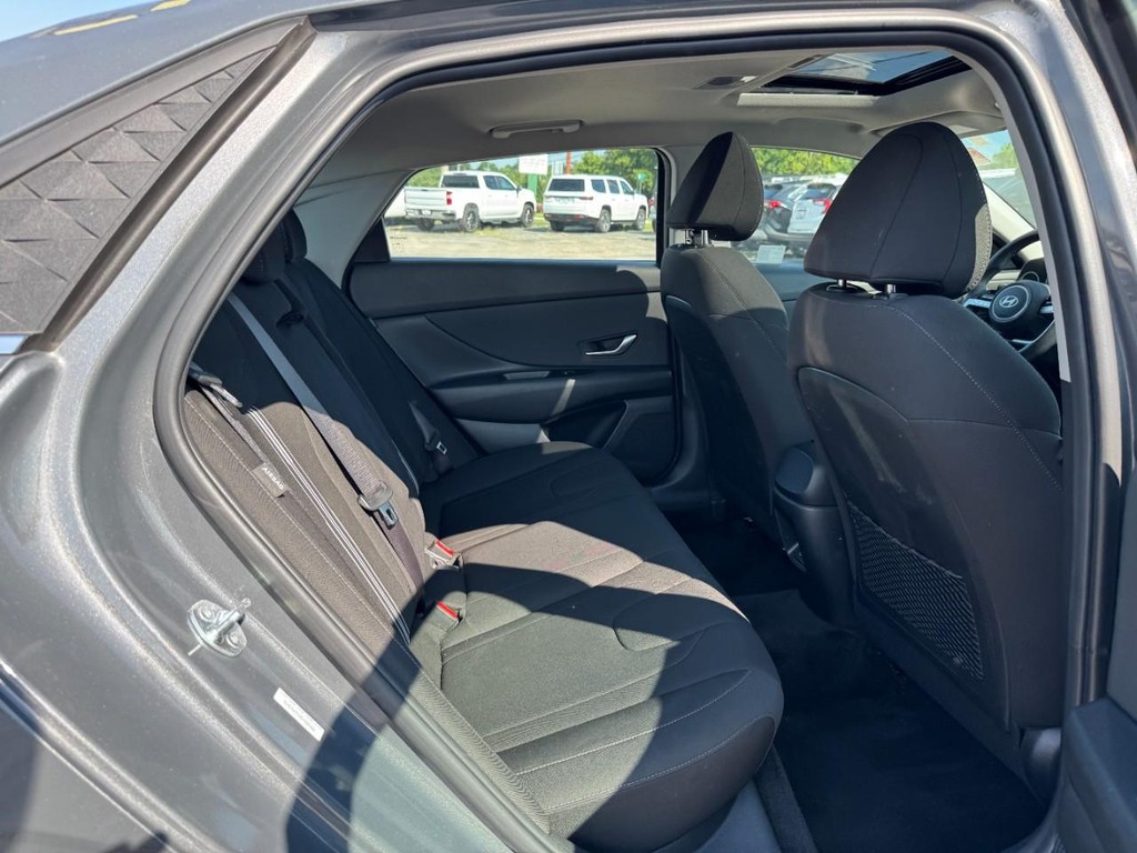 Hyundai Elantra Vehicle Full-screen Gallery Image 10