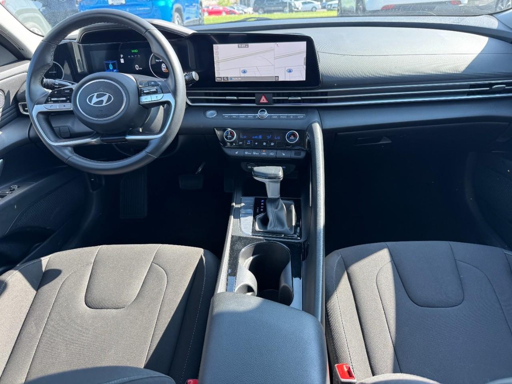 Hyundai Elantra Vehicle Full-screen Gallery Image 11