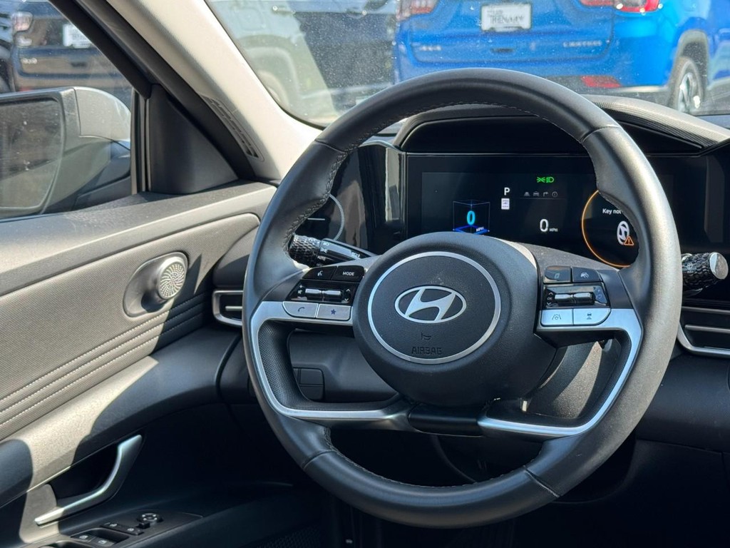 Hyundai Elantra Vehicle Full-screen Gallery Image 12