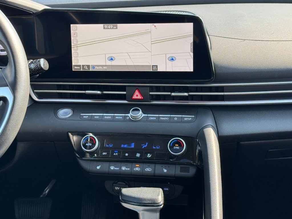 Hyundai Elantra Vehicle Full-screen Gallery Image 13
