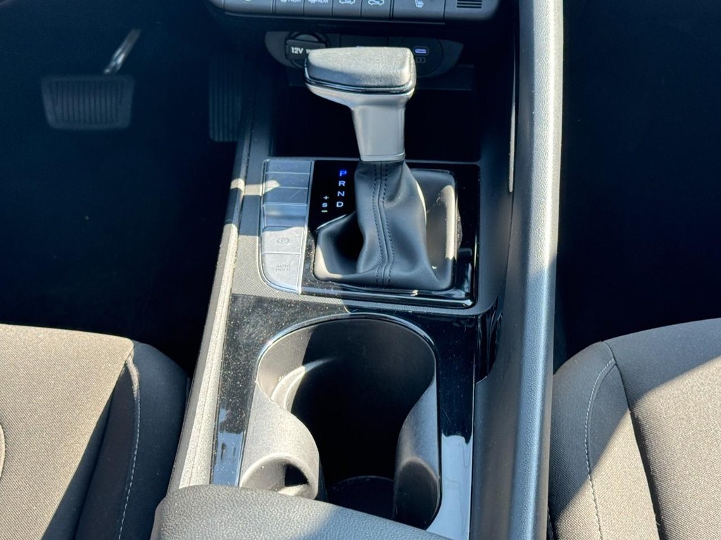Hyundai Elantra Vehicle Full-screen Gallery Image 14