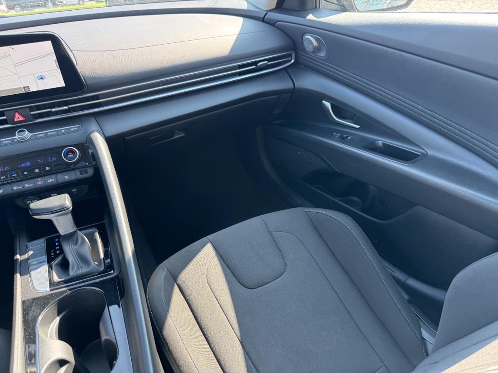 Hyundai Elantra Vehicle Full-screen Gallery Image 15