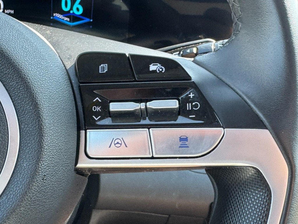 Hyundai Elantra Vehicle Full-screen Gallery Image 17
