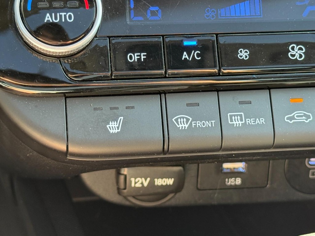 Hyundai Elantra Vehicle Full-screen Gallery Image 19