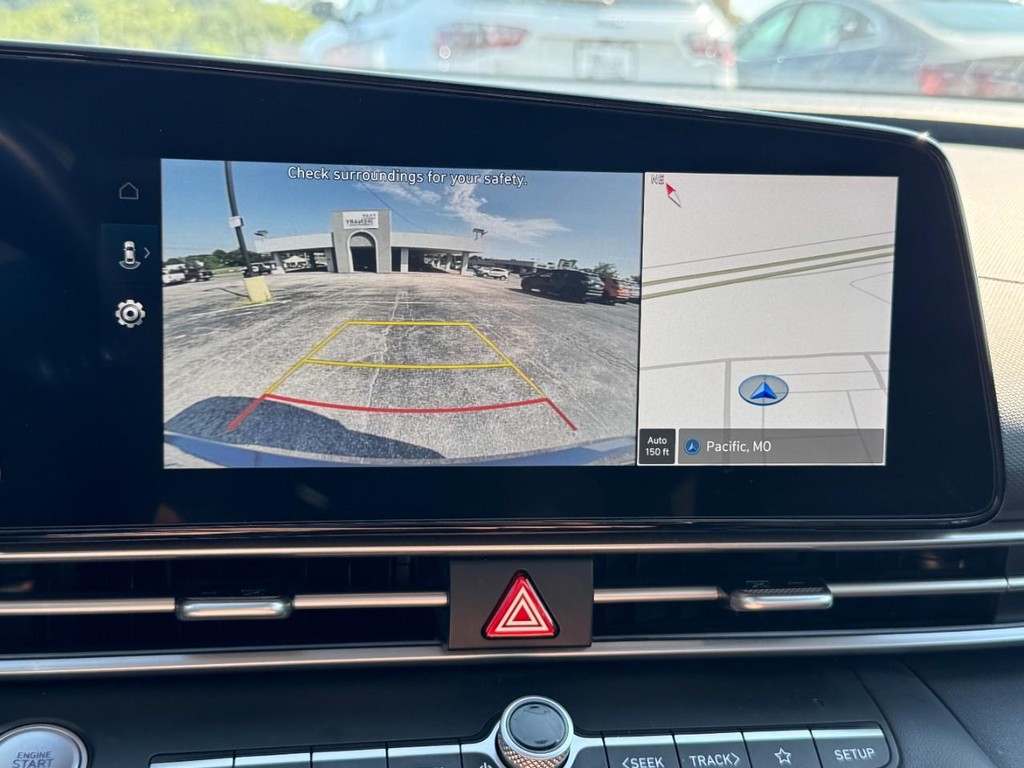 Hyundai Elantra Vehicle Full-screen Gallery Image 21