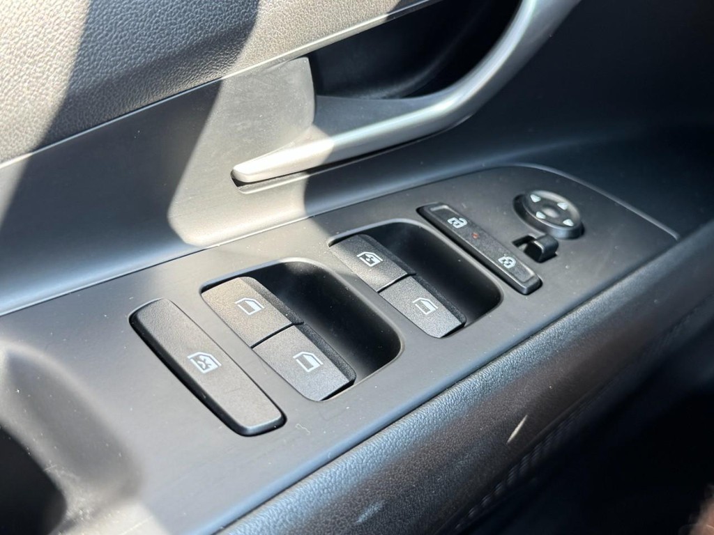 Hyundai Elantra Vehicle Full-screen Gallery Image 22