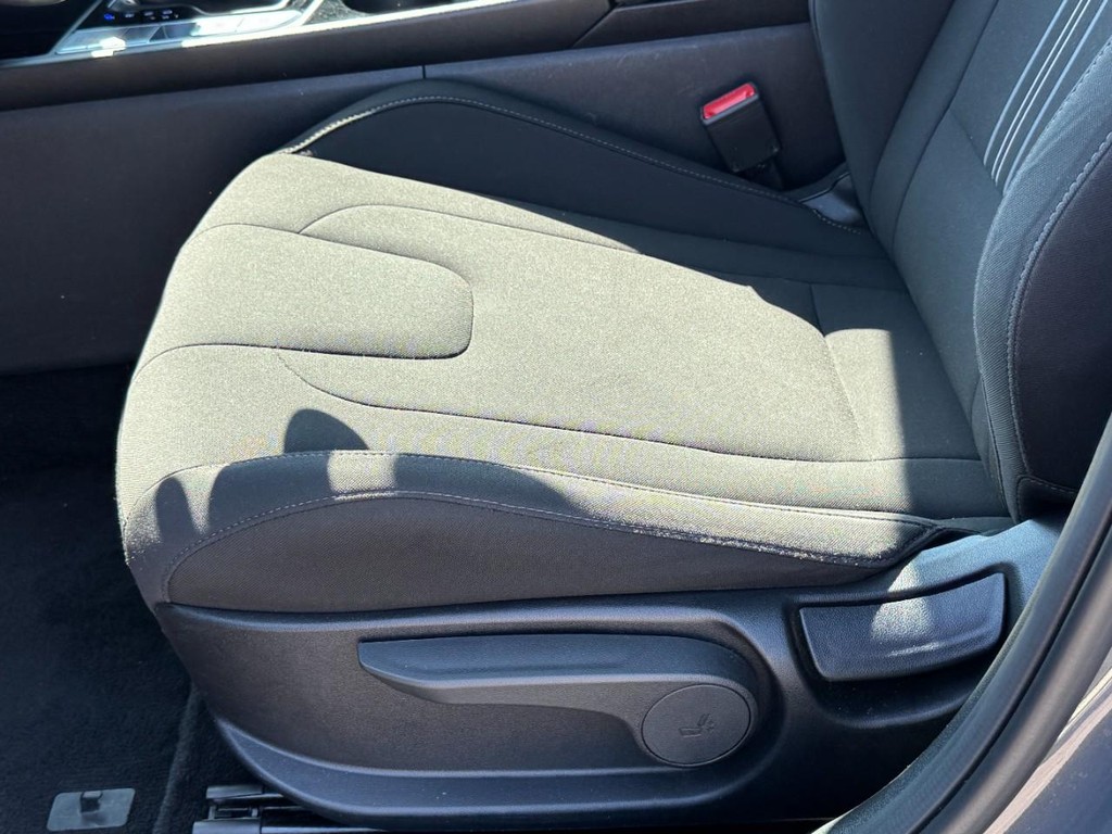 Hyundai Elantra Vehicle Full-screen Gallery Image 23