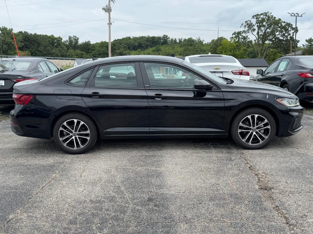 Volkswagen Jetta Vehicle Full-screen Gallery Image 02