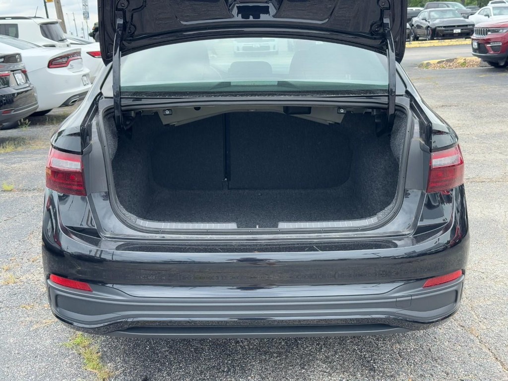Volkswagen Jetta Vehicle Full-screen Gallery Image 06
