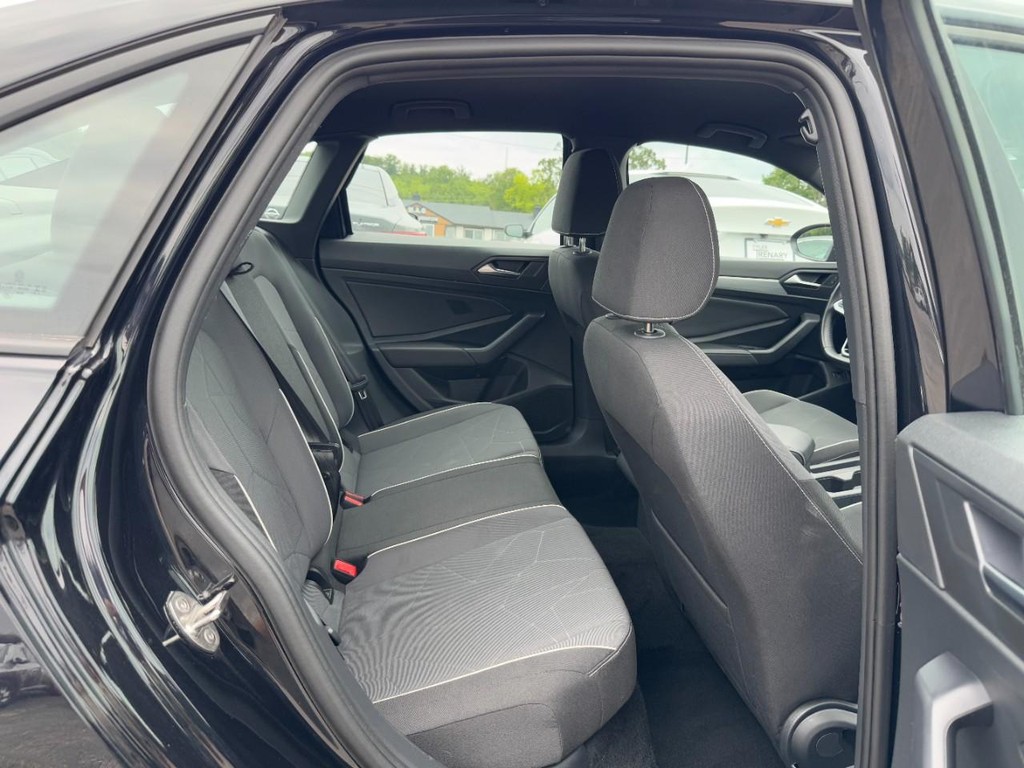 Volkswagen Jetta Vehicle Full-screen Gallery Image 12